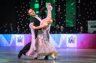 Wroclaw, Polonya - 14 Mayıs 2016: Bir Tanımlanamayan dans çift dans poz sırasında dünya dans spor Federasyonu Avrupa Şampiyonası standart dans, Mayıs 14 Wroclaw, Polonya