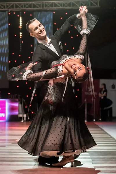 Wroclaw, Poland - May 14, 2016: Linis Edgars and Eliza Ancane in dance pose during World Dance Sport Federation European Championship Standard Dance, on May 14 in Wroclaw, Poland — Stock Photo, Image