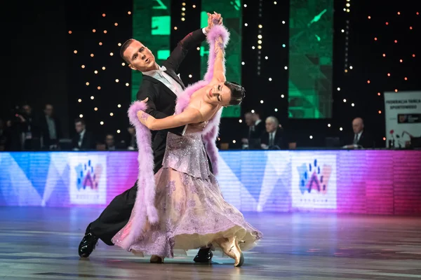 Wroclaw, Polonia - 14 de mayo de 2016: Una pareja de baile no identificada en pose de baile durante el Campeonato de Europa de la Federación Mundial de Danza Deportiva Danza Estándar, el 14 de mayo en Wroclaw, Polonia —  Fotos de Stock