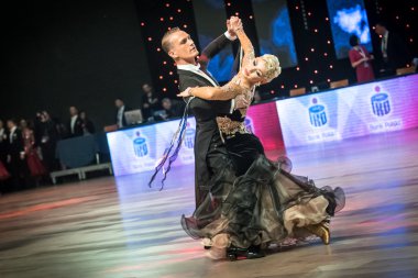 Wroclaw, Polonya - 14 Mayıs 2016: Bir Tanımlanamayan dans çift dans poz sırasında dünya dans spor Federasyonu Avrupa Şampiyonası standart dans, Mayıs 14 Wroclaw, Polonya