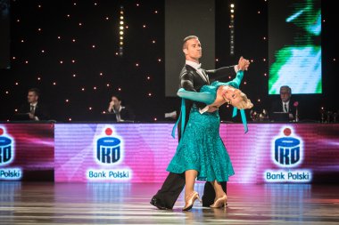 Wroclaw, Polonya - 14 Mayıs 2016: Bir Tanımlanamayan dans çift dans poz sırasında dünya dans spor Federasyonu Avrupa Şampiyonası standart dans, Mayıs 14 Wroclaw, Polonya