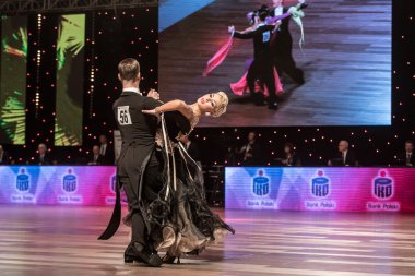 Wroclaw, Polonya - 14 Mayıs 2016: Bir Tanımlanamayan dans çift dans poz sırasında dünya dans spor Federasyonu Avrupa Şampiyonası standart dans, Mayıs 14 Wroclaw, Polonya