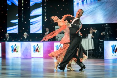 Wroclaw, Polonya - 14 Mayıs 2016: Bir Tanımlanamayan dans çift dans poz sırasında dünya dans spor Federasyonu Avrupa Şampiyonası standart dans, Mayıs 14 Wroclaw, Polonya