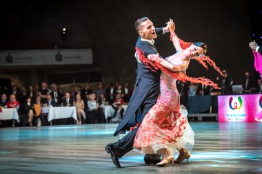 Wroclaw, Polonya - 14 Mayıs 2016: Bir Tanımlanamayan dans çift dans poz sırasında dünya dans spor Federasyonu Avrupa Şampiyonası standart dans, Mayıs 14 Wroclaw, Polonya