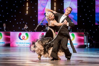 Wroclaw, Polonya - 14 Mayıs 2016: Bir Tanımlanamayan dans çift dans poz sırasında dünya dans spor Federasyonu Avrupa Şampiyonası standart dans, Mayıs 14 Wroclaw, Polonya