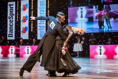 Wroclaw, Polonya - 14 Mayıs 2016: Bir Tanımlanamayan dans çift dans poz sırasında dünya dans spor Federasyonu Avrupa Şampiyonası standart dans, Mayıs 14 Wroclaw, Polonya