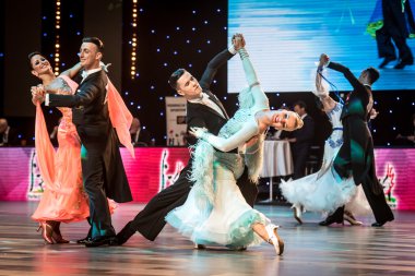 Wroclaw, Polonya - 14 Mayıs 2016: Bir Tanımlanamayan dans çift dans poz sırasında dünya dans spor Federasyonu Avrupa Şampiyonası standart dans, Mayıs 14 Wroclaw, Polonya