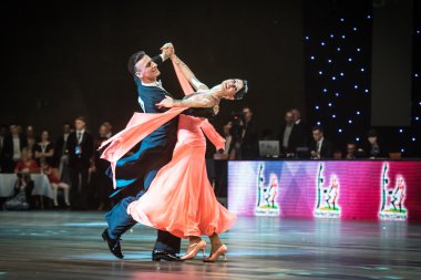 Wroclaw, Polonya - 14 Mayıs 2016: Bir Tanımlanamayan dans çift dans poz sırasında dünya dans spor Federasyonu Avrupa Şampiyonası standart dans, Mayıs 14 Wroclaw, Polonya