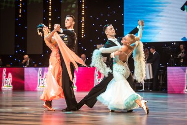 Wroclaw, Polonya - 14 Mayıs 2016: Bir Tanımlanamayan dans çift dans poz sırasında dünya dans spor Federasyonu Avrupa Şampiyonası standart dans, Mayıs 14 Wroclaw, Polonya