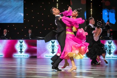 Wroclaw, Polonya - 14 Mayıs 2016: Bir Tanımlanamayan dans çift dans poz sırasında dünya dans spor Federasyonu Avrupa Şampiyonası standart dans, Mayıs 14 Wroclaw, Polonya