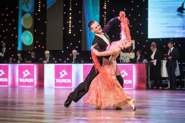 Wroclaw, Polonya - 14 Mayıs 2016: Bir Tanımlanamayan dans çift dans poz sırasında dünya dans spor Federasyonu Avrupa Şampiyonası standart dans, Mayıs 14 Wroclaw, Polonya