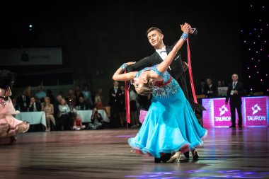 Wroclaw, Polonya - 14 Mayıs 2016: Bir Tanımlanamayan dans çift dans poz sırasında dünya dans spor Federasyonu Avrupa Şampiyonası standart dans, Mayıs 14 Wroclaw, Polonya