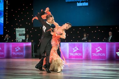 Wroclaw, Polonya - 14 Mayıs 2016: Bir Tanımlanamayan dans çift dans poz sırasında dünya dans spor Federasyonu Avrupa Şampiyonası standart dans, Mayıs 14 Wroclaw, Polonya