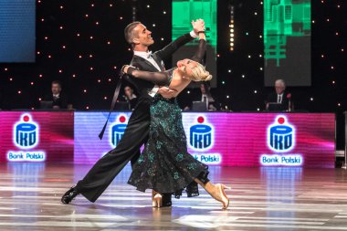 Wroclaw, Polonya - 14 Mayıs 2016: Bir Tanımlanamayan dans çift dans poz sırasında dünya dans spor Federasyonu Avrupa Şampiyonası standart dans, Mayıs 14 Wroclaw, Polonya