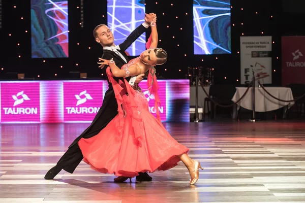 Wroclaw, Polonya - 14 Mayıs 2016: Bir Tanımlanamayan dans çift dans poz sırasında dünya dans spor Federasyonu Avrupa Şampiyonası standart dans, Mayıs 14 Wroclaw, Polonya