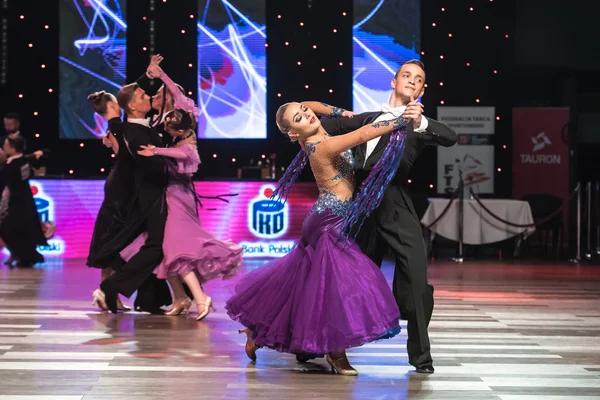 Wroclaw, Polonya - 14 Mayıs 2016: Bir Tanımlanamayan dans çift dans poz sırasında dünya dans spor Federasyonu Avrupa Şampiyonası standart dans, Mayıs 14 Wroclaw, Polonya