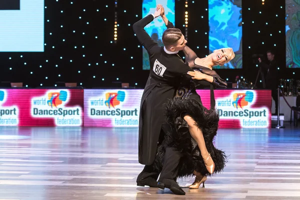 Wroclaw, Polônia - 14 de maio de 2016: Um casal de dança não identificado em pose de dança durante a World Dance Sport Federation European Championship Standard Dance, em 14 de maio em Wroclaw, Polônia — Fotografia de Stock