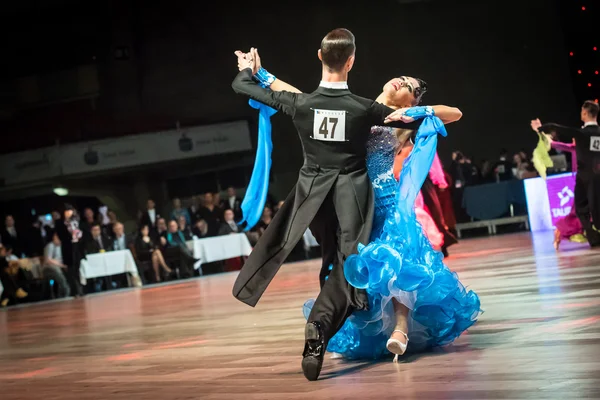 Βρόκλαβ, Πολωνία - 14 Μαΐου 2016: Ένα ζευγάρι αγνώστων χορού στο χορό θέτουν κατά τη διάρκεια κόσμο χορού αθλητισμού Ομοσπονδία Ευρωπαϊκό πρωτάθλημα πρότυπο χορού, στις 14 Μαΐου σε Βρότσλαβ, Πολωνία — Φωτογραφία Αρχείου