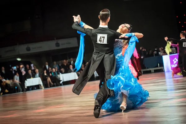 Wroclaw, Polônia - 14 de maio de 2016: Um casal de dança não identificado em pose de dança durante a World Dance Sport Federation European Championship Standard Dance, em 14 de maio em Wroclaw, Polônia — Fotografia de Stock