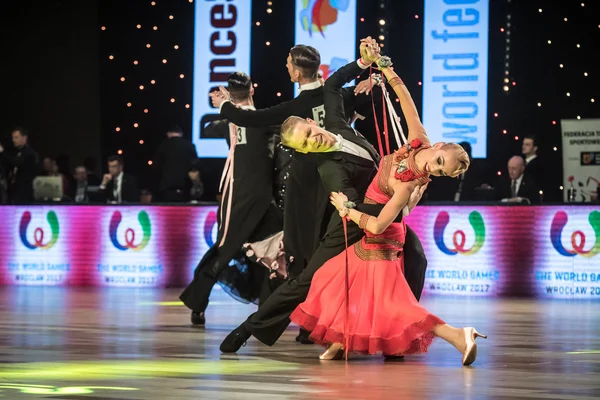 Wroclaw, Pologne - 14 mai 2016 : Un couple de danseurs non identifié pose lors du Championnat d'Europe de danse standard de la Fédération mondiale de sport de danse, le 14 mai à Wroclaw, Pologne — Photo