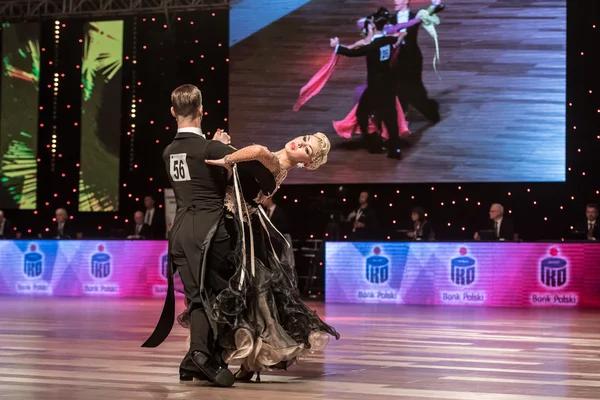 Wroclaw, Polonya - 14 Mayıs 2016: Bir Tanımlanamayan dans çift dans poz sırasında dünya dans spor Federasyonu Avrupa Şampiyonası standart dans, Mayıs 14 Wroclaw, Polonya