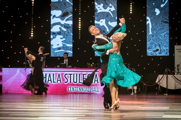 Wroclaw, Polonya - 14 Mayıs 2016: Bir Tanımlanamayan dans çift dans poz sırasında dünya dans spor Federasyonu Avrupa Şampiyonası standart dans, Mayıs 14 Wroclaw, Polonya