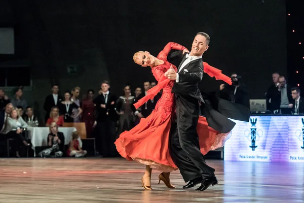 Wroclaw, Polonya - 14 Mayıs 2016: Bir Tanımlanamayan dans çift dans poz sırasında dünya dans spor Federasyonu Avrupa Şampiyonası standart dans, Mayıs 14 Wroclaw, Polonya