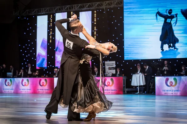 Wroclaw, Polonya - 14 Mayıs 2016: Bir Tanımlanamayan dans çift dans poz sırasında dünya dans spor Federasyonu Avrupa Şampiyonası standart dans, Mayıs 14 Wroclaw, Polonya