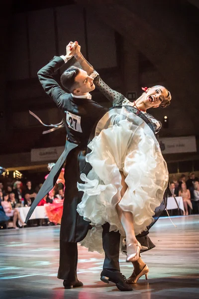 Wroclaw, Polonia - 14 de mayo de 2016: Una pareja de baile no identificada en pose de baile durante el Campeonato de Europa de la Federación Mundial de Danza Deportiva Danza Estándar, el 14 de mayo en Wroclaw, Polonia — Foto de Stock