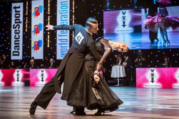 Wroclaw, Polonya - 14 Mayıs 2016: Bir Tanımlanamayan dans çift dans poz sırasında dünya dans spor Federasyonu Avrupa Şampiyonası standart dans, Mayıs 14 Wroclaw, Polonya