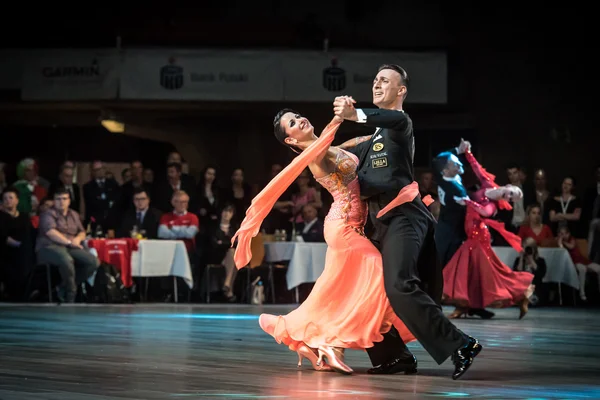 Wroclaw, Poland - May 14, 2016: An unidentified dance couple in dance pose during World Dance Sport Federation European Championship Standard Dance, on May 14 in Wroclaw, Poland — Stock Photo, Image