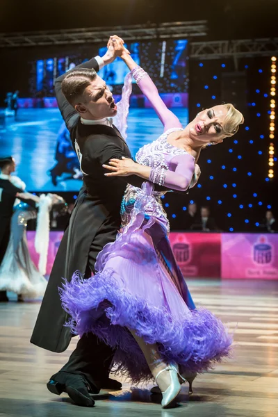 Wroclaw, Polonya - 14 Mayıs 2016: Bir Tanımlanamayan dans çift dans poz sırasında dünya dans spor Federasyonu Avrupa Şampiyonası standart dans, Mayıs 14 Wroclaw, Polonya