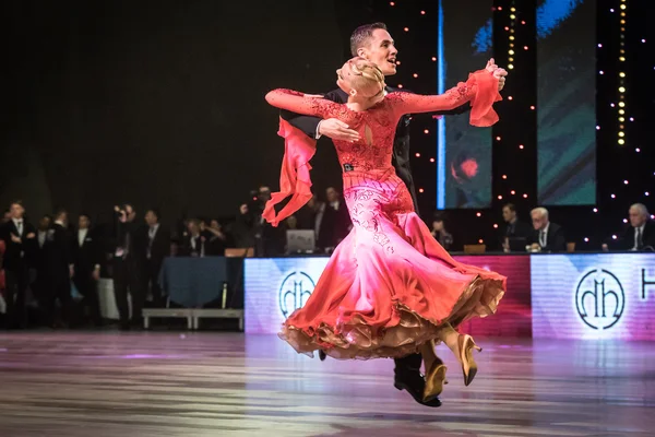 Wroclaw, Pologne - 14 mai 2016 : Un couple de danseurs non identifié pose lors du Championnat d'Europe de danse standard de la Fédération mondiale de sport de danse, le 14 mai à Wroclaw, Pologne — Photo