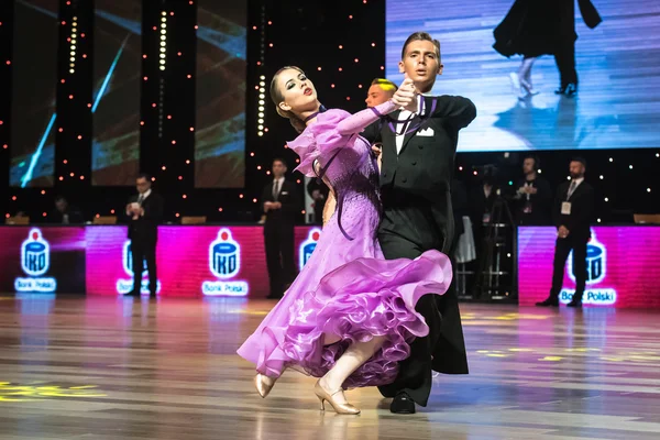 Wroclaw, Polônia - 14 de maio de 2016: Um casal de dança não identificado em pose de dança durante a World Dance Sport Federation European Championship Standard Dance, em 14 de maio em Wroclaw, Polônia — Fotografia de Stock