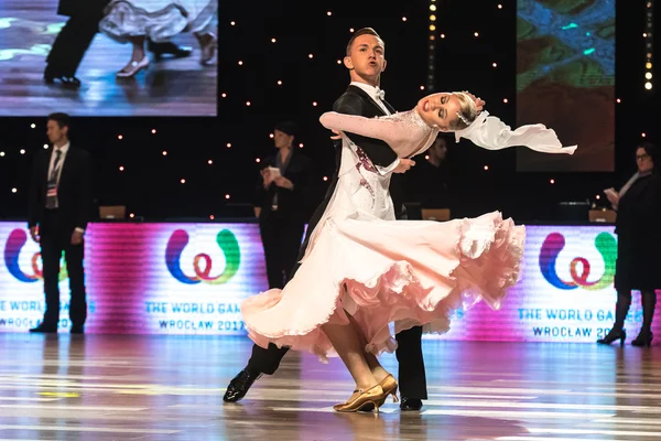 Wroclaw, Polonia - 14 de mayo de 2016: Una pareja de baile no identificada en pose de baile durante el Campeonato de Europa de la Federación Mundial de Danza Deportiva Danza Estándar, el 14 de mayo en Wroclaw, Polonia — Foto de Stock