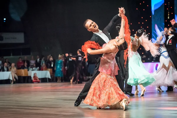 Wroclaw, Pologne - 14 mai 2016 : Un couple de danseurs non identifié pose lors du Championnat d'Europe de danse standard de la Fédération mondiale de sport de danse, le 14 mai à Wroclaw, Pologne — Photo