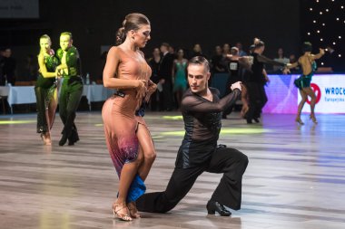 Wroclaw, Polonya - 14 Mayıs 2016: dünya dans spor Federasyonu Uluslararası Latin yetişkin dans, Wroclaw, Polonya için 14 Mayıs sırasında latin dans dans bir Tanımlanamayan dans çift
