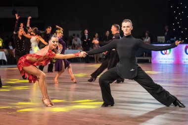 Wroclaw, Polonya - 14 Mayıs 2016: dünya dans spor Federasyonu Uluslararası Latin yetişkin dans, Wroclaw, Polonya için 14 Mayıs sırasında latin dans dans bir Tanımlanamayan dans çift