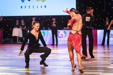 Wroclaw, Polonya - 14 Mayıs 2016: dünya dans spor Federasyonu Uluslararası Latin yetişkin dans, Wroclaw, Polonya için 14 Mayıs sırasında latin dans dans bir Tanımlanamayan dans çift