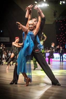 Wroclaw, Polonya - 14 Mayıs 2016: dünya dans spor Federasyonu Uluslararası Latin yetişkin dans, Wroclaw, Polonya için 14 Mayıs sırasında latin dans dans bir Tanımlanamayan dans çift
