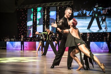 Wroclaw, Polonya - 14 Mayıs 2016: dünya dans spor Federasyonu Uluslararası Latin yetişkin dans, Wroclaw, Polonya için 14 Mayıs sırasında latin dans dans bir Tanımlanamayan dans çift