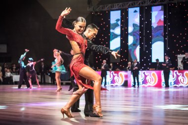 Wroclaw, Polonya - 14 Mayıs 2016: dünya dans spor Federasyonu Uluslararası Latin yetişkin dans, Wroclaw, Polonya için 14 Mayıs sırasında latin dans dans bir Tanımlanamayan dans çift