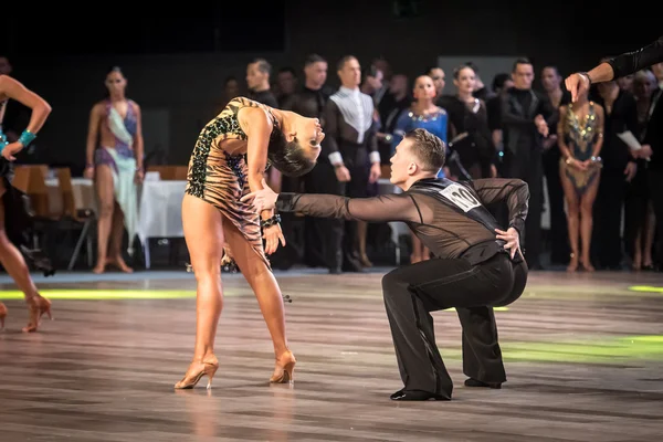 Wroclaw, Polonia - 14 mai 2016: Un cuplu de dans neidentificat dansând latin în timpul World Dance Sport Federation International Latin Adult Dance, pe 14 mai la Wroclaw, Polonia — Fotografie, imagine de stoc