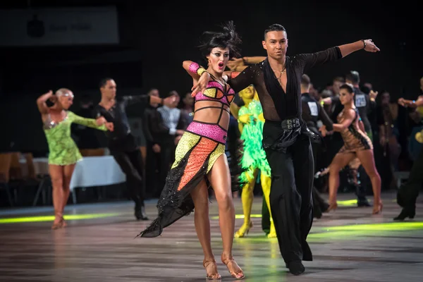 Wroclaw, Polonia - 14 de mayo de 2016: Una pareja de baile no identificada bailando danza latina durante la World Dance Sport Federation International Latin Adult Dance, el 14 de mayo en Wroclaw, Polonia —  Fotos de Stock