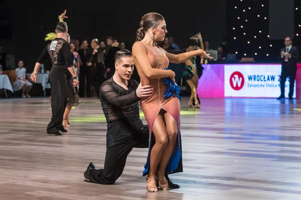 Wroclaw, Polonia - 14 de mayo de 2016: Una pareja de baile no identificada bailando danza latina durante la World Dance Sport Federation International Latin Adult Dance, el 14 de mayo en Wroclaw, Polonia —  Fotos de Stock