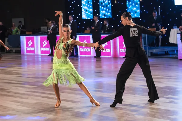 Wroclaw, Pologne - 14 mai 2016 : Un couple de danseurs non identifiés dansant la danse latine lors de la World Dance Sport Federation International Latin Adult Dance, le 14 mai à Wroclaw, Pologne — Photo