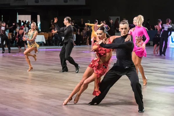 Wroclaw, Poland - May 14, 2016: An unidentified dance couple dancing latin dance during World Dance Sport Federation International Latin Adult Dance, on May 14 in Wroclaw, Poland — Stock Photo, Image