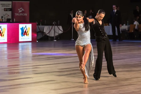 Wroclaw, Pologne - 14 mai 2016 : Un couple de danseurs non identifiés dansant la danse latine lors de la World Dance Sport Federation International Latin Adult Dance, le 14 mai à Wroclaw, Pologne — Photo