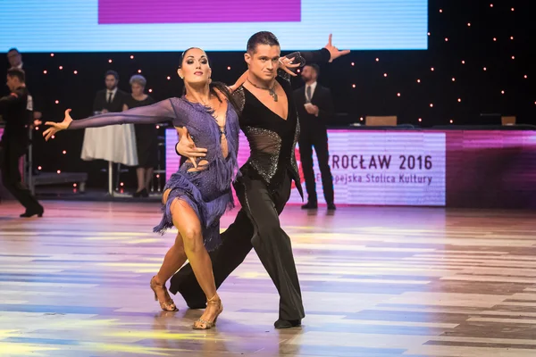 Wroclaw, Poland - May 14, 2016: An unidentified dance couple dancing latin dance during World Dance Sport Federation International Latin Adult Dance, on May 14 in Wroclaw, Poland — Stock Photo, Image