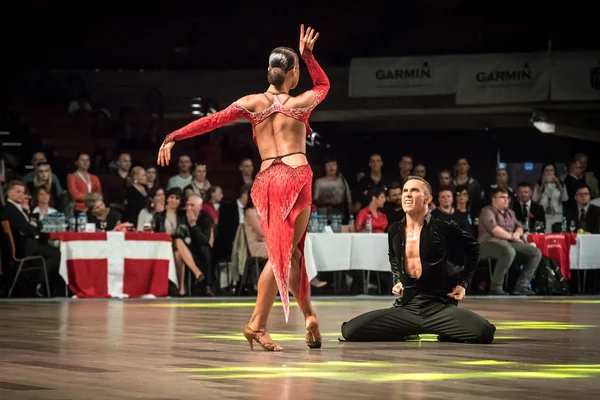 Wrocław - 14 maja 2016: Kilka niezidentyfikowanych tańca taniec latin dance podczas świata Dance Sport Federation International Adult Dance Latin, 14 maja we Wrocławiu — Zdjęcie stockowe